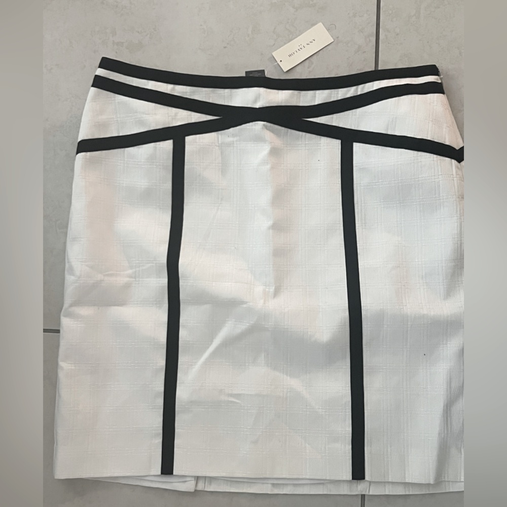NWT Ann Taylor skirt, white with black ribbon piping, size 12